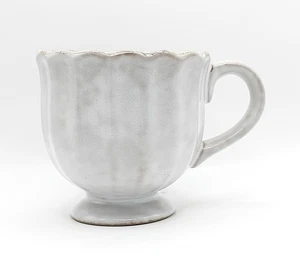 Zarte Kaffeebecher mit Fuß, ästhetische 12 Unzen Steinzeug Tasse von Hearth & Hand - Bild 1 von 8