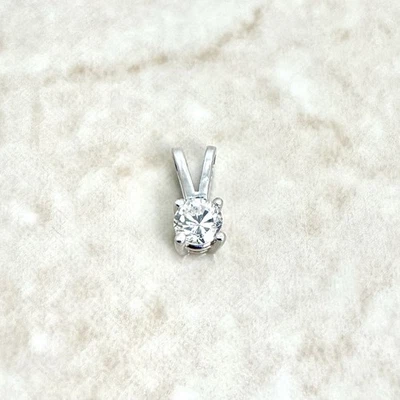 Colgante solitario pequeño de diamantes naturales de 0,15 quilates de oro blanco sólido de 14 quilates Foto 1 de 4