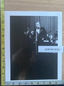 Frank Sinatra en el escenario en negro esmoquin y bebida escena de actuación libro fotografía - Imagen 1 de 1