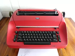 MACCHINA DA SCRIVERE ELETTRICA IBM SELECTRIC VINTAGE ROSSA si accende per ricambi o riparazioni - Foto 1 di 6