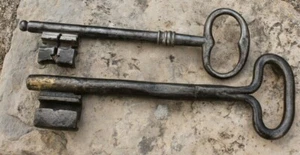 2 anciennes et grandes clef clé ( serrure ) key schlussel chiave - Imagen 1 de 5