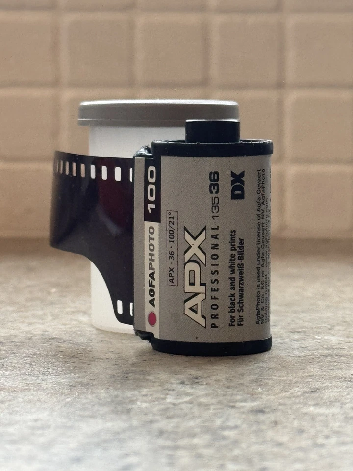 AgfaPhoto APX 100 Prof 135-36 blanco y negro 36 exposiciones - CADUCADO. SIEMPRE CONGELADO Foto 1 de 1