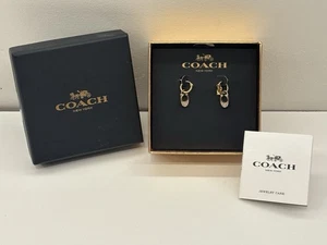 Pendientes COACH New York Signature C Charm Aro Abrazo Nuevos en Caja Caja de Regalo NUEVO Minorista $98 - Imagen 1 de 9