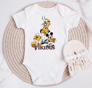 Kleinkind Strampler/Body Suit/Strampler Neugeborene-18 Monate-Fußball-Wikinger-NFL-Disney-Geschenk - Bild 1 von 3