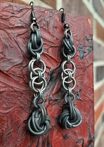 Handgefertigte Helmgewebe, Liebesknoten, Kettenhemd Ohrringe - SorjuanaLolita Designs - Bild 1 von 6