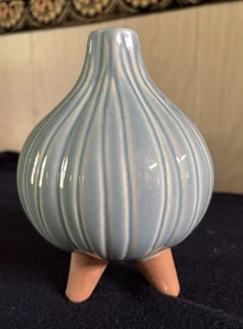 MCM Ton Keramik Zwiebel Knoblauch hellblau 3-beinige Zwiebel Vase 6,5" Höhe - Bild 1 von 10