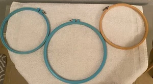 Lote de 3 aros bordados vintage, 2 de plástico, 1 de madera - Imagen 1 de 5
