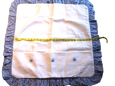 Euro Sham Blanco sobre Blanco Waverly 100% Algodón Kris Cross con Volantes Azules 26"sq. Foto 1 de 4