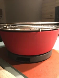 Feuerdesign Vesuvio kompakter Holzkohle-Tischgrill mit Lüfter in Rot - Bild 1 von 3