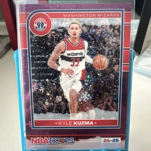 2024-25 Panini NBA HOOPS Kyle Kuzma #17 Premium Purple Winter Prizm - Bild 1 von 2