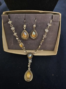 Vintage Avon Pastell Geschenkset Halskette und Ohrringe Neu aus altem Lagerbestand  - Bild 1 von 4