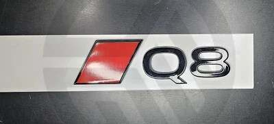 PREMIUM AFTERMARKET 2024+ Q8 logo nero lucido stemma stivale posteriore auto (nuovo stile)