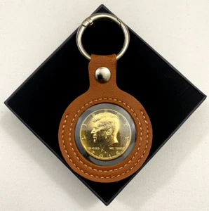 24K vergoldet 2015 JFK Kennedy Half Dollar Schlüsselanhänger in Premium PU Leder Halter - Bild 1 von 4