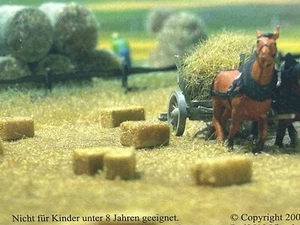 FARM HAY & STRAW BALES - ROUND & SQUARE BALES/HAYSTACKS - HO Scale KIT BUSCH NEW - Picture 1 of 8