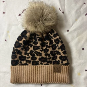 C.C. Gorro tejido estampado de leopardo con pompón de piel sintética para mujer sombrero de invierno de moda cálido - Imagen 1 de 9