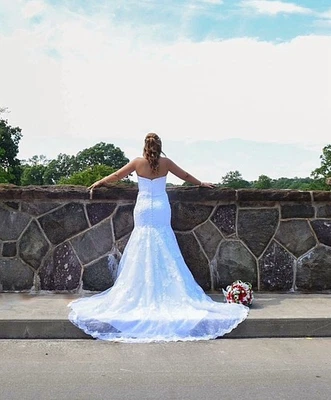 💍 Elegant David’s Bridal Wedding Dress – Size 8  - Image 1 of 2