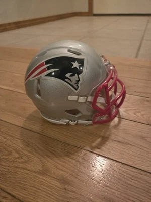 Minicasco réplica coleccionable de los New England Patriots NFL máscara roja plateada Foto 1 de 4