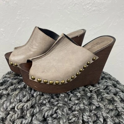 Charles David Recchia Taupe Cuero Tachonado Cuña Plataforma Mules, Talla 38 O 7 Foto 1 de 4