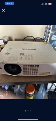 Proyector láser LCD Panasonic PT-VMZ50 5.000 lúmenes ANSI / WUXGA - 6.135 horas Foto 1 de 2