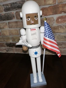 Holz Weihnachten Nussknacker 16" American Spaceman mit Raumschiff & Flagge, Ashland - Bild 1 von 21