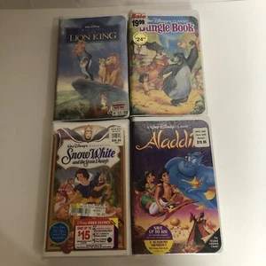 4 Disney VHS Movie Lot~ Lion King, Aladdin, Jungle Book, Snow White Sealed - Foto 1 di 10