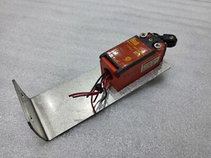 STI 44505-0400 SAFETY LIMIT SWITCH - Picture 1 of 6