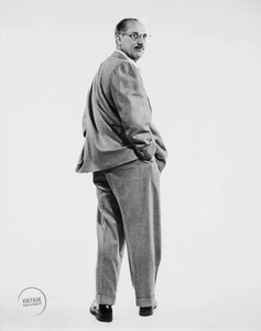 VTG Philippe Halsman Photo Print Groucho Marx ComedianPortrait 1952 Mat 16x19 - Picture 1 of 2