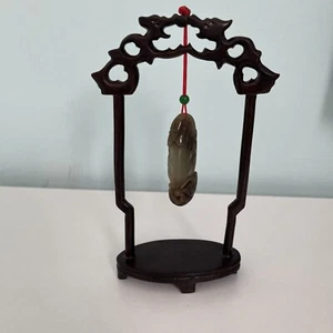 Vintage chinesisch geschnitzt Jade Anhänger auf Holzständer - Bild 1 von 9