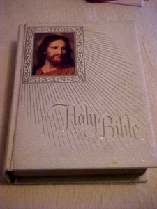 Biblia Católica 1971-1972 Cubierta Crema con Imagen de Jesús Papa Pablo VI - Imagen 1 de 8