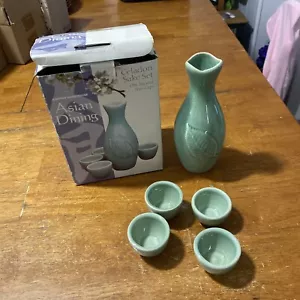 Celadon Sake Set grün mit Blattdetail auf Krug - Bild 1 von 2