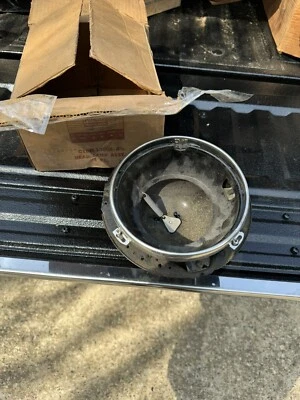 NOS 1961 福特 FALCON 头灯桶 C1DF-13008-A — 第 1/3 张图片