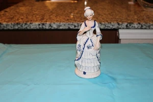 Estatuilla de porcelana vestido azul y blanco victoriano mujer 8"H - Imagen 1 de 16