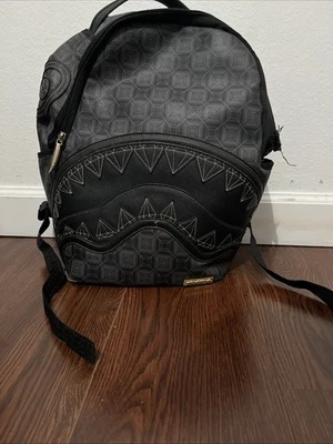 Mochila SPRAYGROUND Negra y Dorada DBDxFlower Bolso Edición Limitada Auténtico Foto 1 de 4