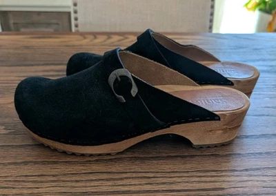 Zuecos Sanita Hedi de gamuza negros con suela de madera, talla 4O EE. UU. Foto 1 de 4