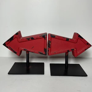 Flechas izquierda y derecha sujetalibros de metal de hierro fundido rojo/negro 5,5” x 5,25” - Imagen 1 de 11
