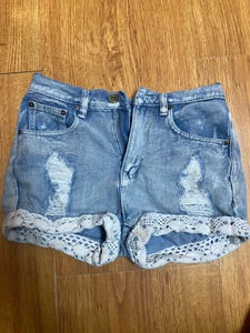 women junior denim light wash distressed lace shorts ChiQle size S - Bild 1 von 4