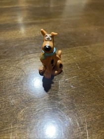 Lego Scooby-Doo Minifigure: Scooby-Doo Sitting Grinning 