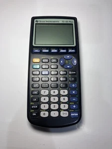 TI-83 Taschenrechner. Schaltet sich ein, stört aber nur Teile oder repariert. Kein Gehäuse. - Bild 1 von 3