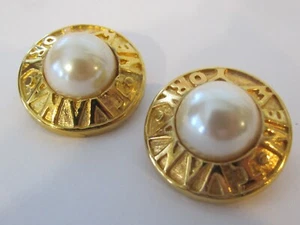 B1 Vtg IVANA TRUMP New York Gold Tone Large Runway Faux Pearl Clip Earrings - Picture 1 of 4