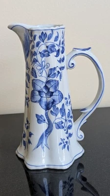 Jarrón jarra de porcelana azul y blanco de colección Andrea por Sadek floral chinoiserie 8"  Foto 1 de 4