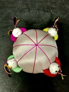 "Figuras infantiles vintage chinas asiáticas de seda para coser PIN CUSHION de 5"" de diámetro" - Imagen 1 de 5