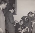 JUAN MANUEL FANGIO SIGNIERTE AUTOGRAMME IM JAHR 1957 ORIGINAL ZEIT FOTO FOTO