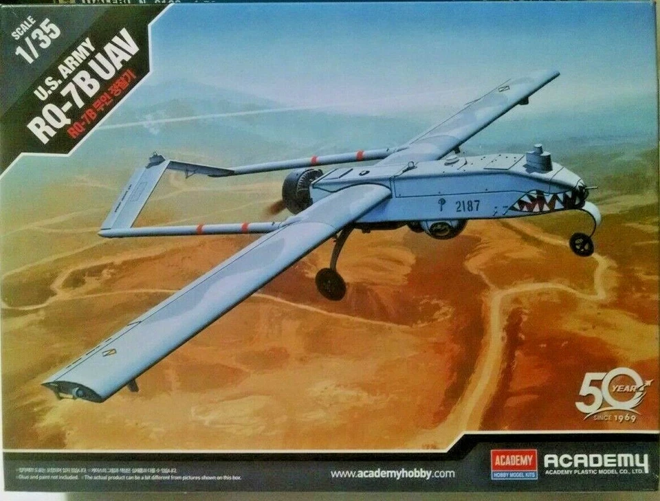 ACADEMY 1:35 KIT AEREO - U.S.ARMY RQ-7B UAV SHADOW + 2 FIGURE ART 12117 - Immagine 1 di 1