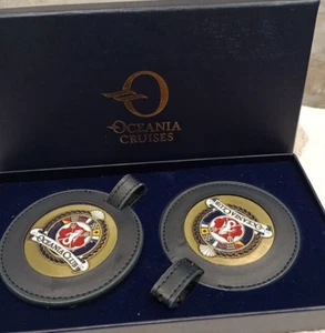 Ozeanien Cruises Club Leder Emaille Kofferanhänger Box Set Souvenir Geschenk unbenutzt - Bild 1 von 11