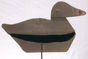 Unusual and Nice metal duck decoy. Has folding wings and good paint - Picture 1 of 8