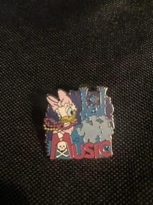 2007 Hotel Hidden Mickey Dream Collection Daisy Duck Music Disney Pin Mardi Gras - Picture 1 of 3