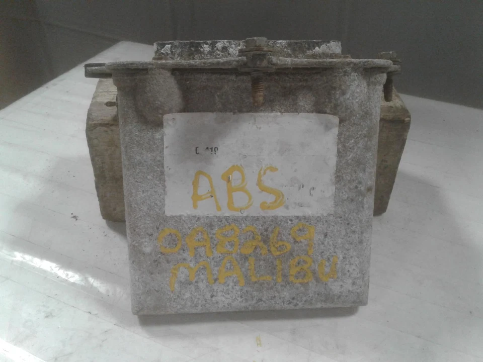 Used ABS Control Module fits: 1999 Chevrolet Malibu ABS LH front inner fender pa Foto 1 de 4