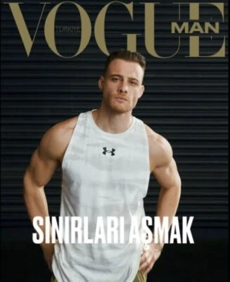 vogue Man Turkey October 2022 Supplement Kerem Bursin / Fast Shipping Worldwide Foto 1 de 4