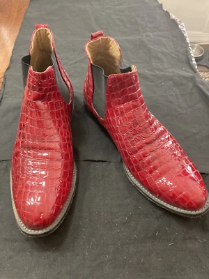 UAU! Par personalizado de botas de tornozelo de couro envernizado em relevo de crocodilo vermelho tamanho 9D - Imagem 1 de 4