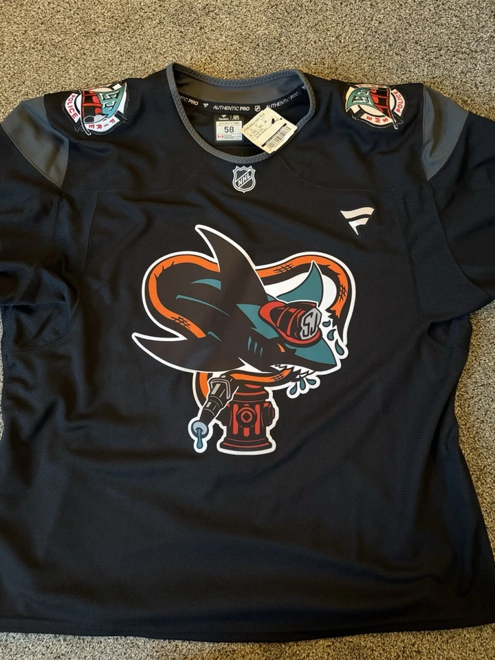 Camiseta deportiva de bomberos especializados de los tiburones de San José Joe Thornton firmada Pro 58 Foto 1 de 4